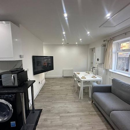 2 Bedroom House,Brownhillrd Se6 Лондон Екстериор снимка
