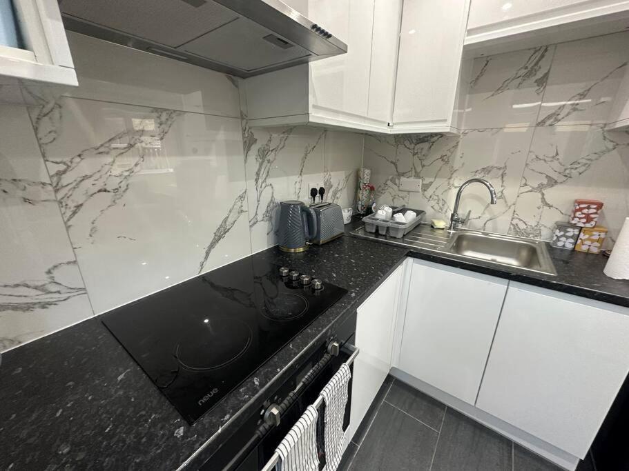 2 Bedroom House,Brownhillrd Se6 Лондон Екстериор снимка