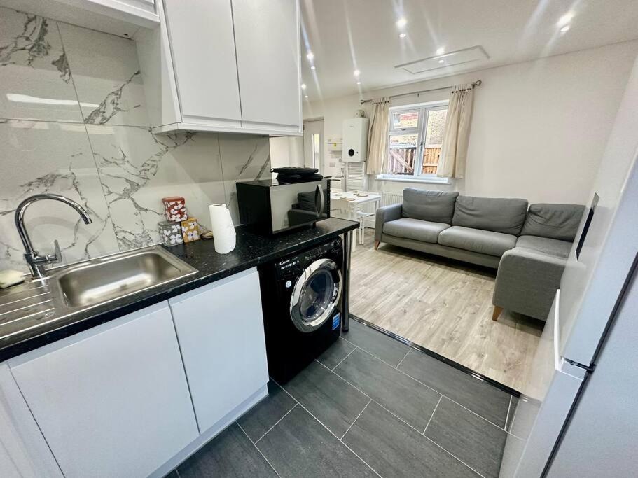 2 Bedroom House,Brownhillrd Se6 Лондон Екстериор снимка