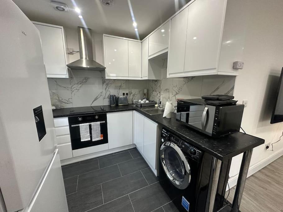 2 Bedroom House,Brownhillrd Se6 Лондон Екстериор снимка