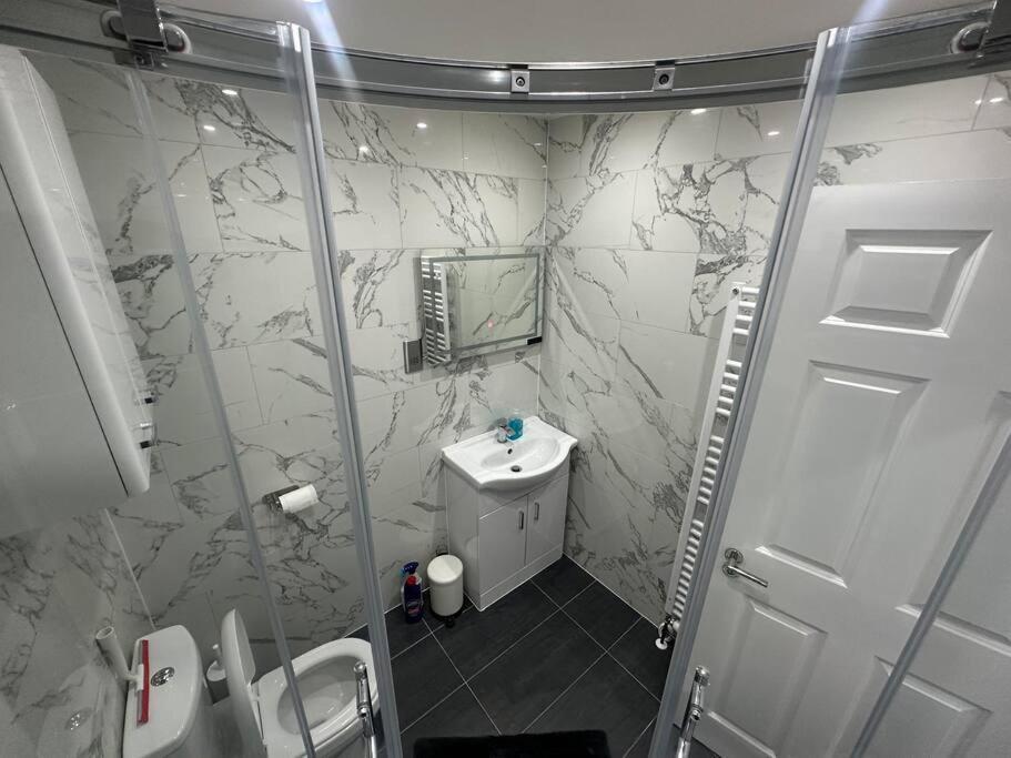 2 Bedroom House,Brownhillrd Se6 Лондон Екстериор снимка
