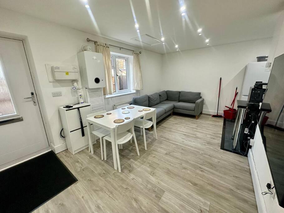 2 Bedroom House,Brownhillrd Se6 Лондон Екстериор снимка
