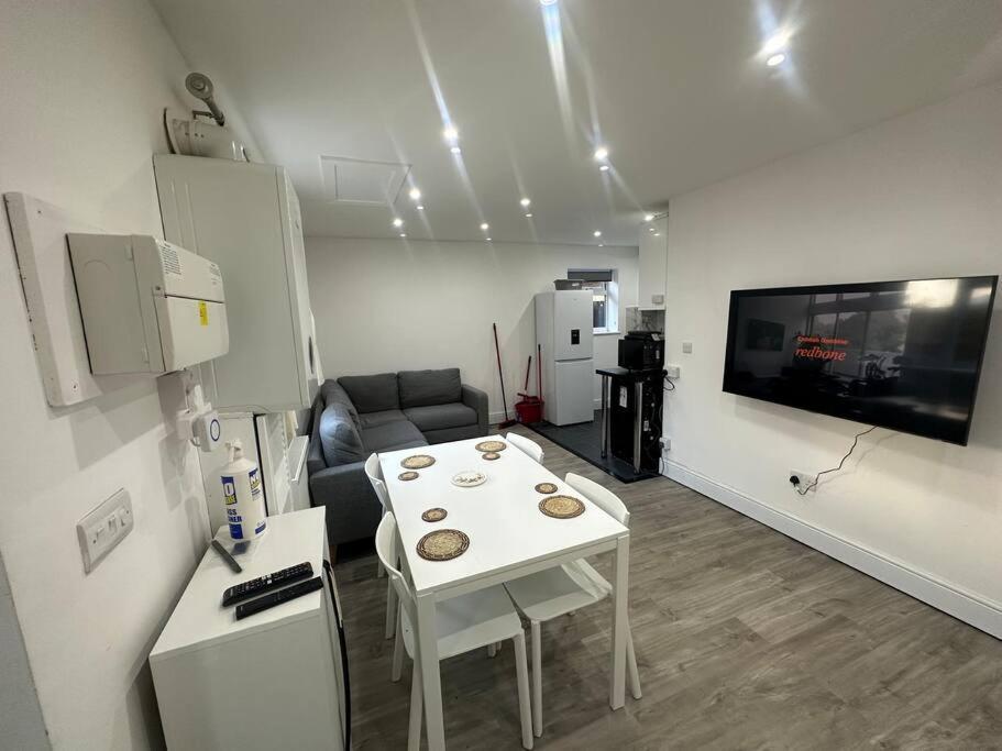 2 Bedroom House,Brownhillrd Se6 Лондон Екстериор снимка