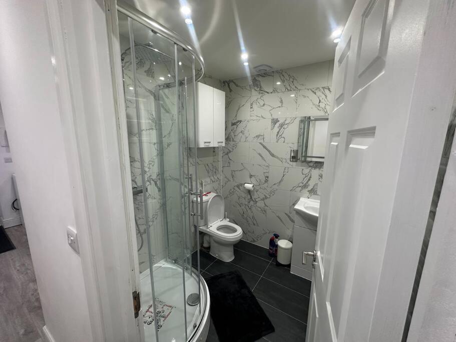 2 Bedroom House,Brownhillrd Se6 Лондон Екстериор снимка